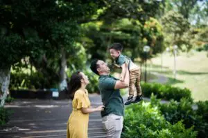 Familia reunida representando el proceso de petición familiar I-130 para traer seres queridos a Estados Unidos