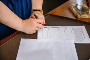 Persona revisando una Notificación para Comparecer relacionada con un caso de defensa de remoción en Texas